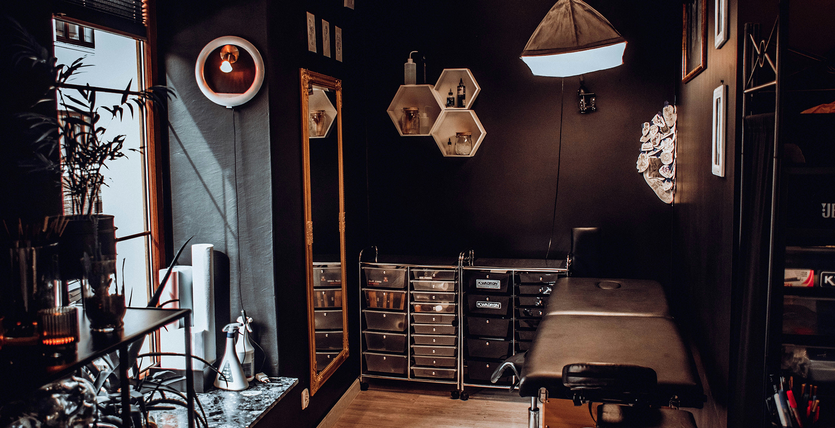 Parete decorata tattoo shop